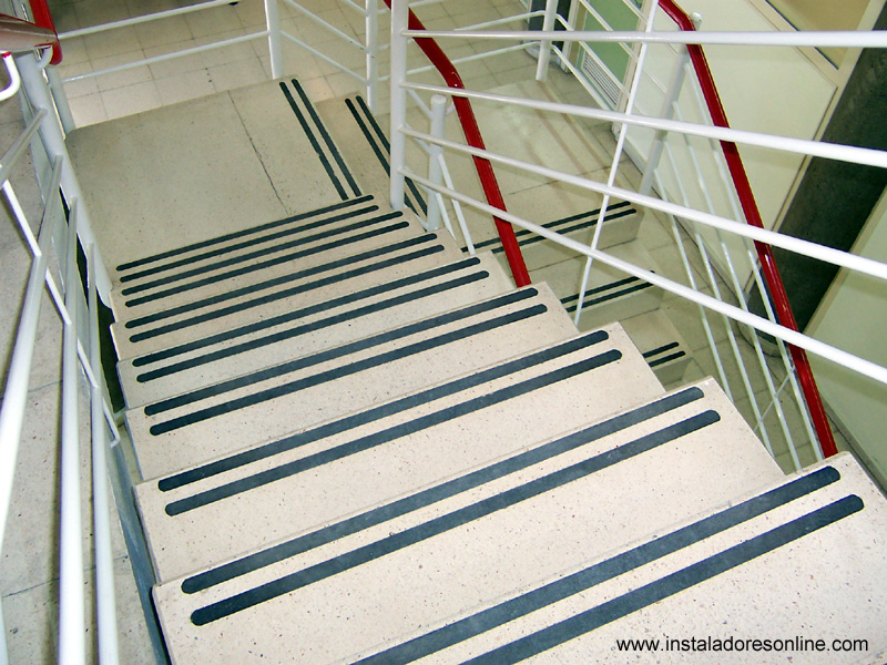Colocación de cintas antideslizantes en escaleras